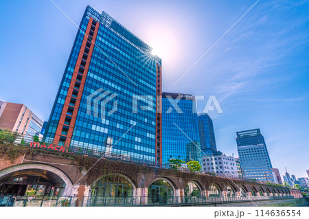 日本の東京都市景観 万世橋からマーチエキュートや太陽光などを望む（右奥は御茶ノ水駅方向） 114636554