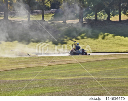ゴルフ場でバンカーの整備作業をする人 114636670