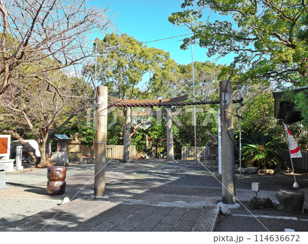 北九州市八幡東区の豊山八幡神社境内にある鉄のしめ縄 北九州市八幡東区の豊山八幡神社境内にある鉄のしめ縄 114636672