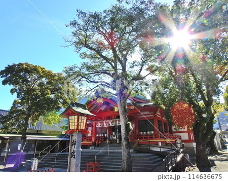 北九州市八幡東区にある仲宿八幡宮朱塗りの拝殿 114636675