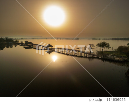 「青森県」朝日に照らされた美しい鶴の舞橋 114636923