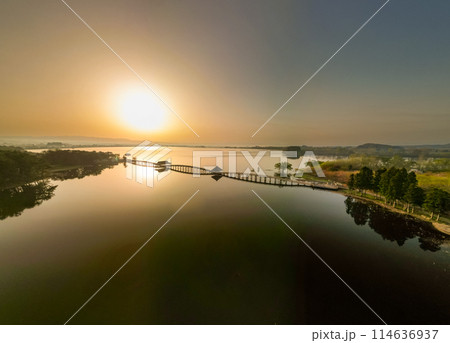 「青森県」朝日に照らされた美しい鶴の舞橋 114636937