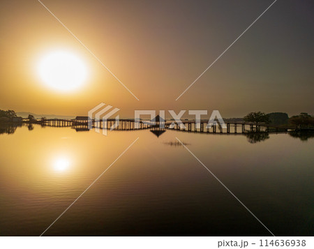 「青森県」朝日に照らされた美しい鶴の舞橋 114636938