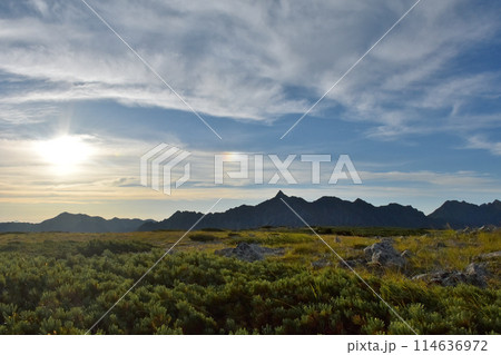 双六岳を背にして、目の前に槍ヶ岳と穂高の山々 114636972