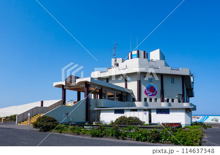 日本海に面した長岡市寺泊水族博物館(新潟県長岡市寺泊) 日本海に面した長岡市寺泊水族博物館(新潟県長岡市寺泊) 114637348