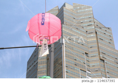 花祭り（＝お釈迦様の誕生日）を前に街なかに提灯が飾られた風景（韓国・ソウル） 114637391