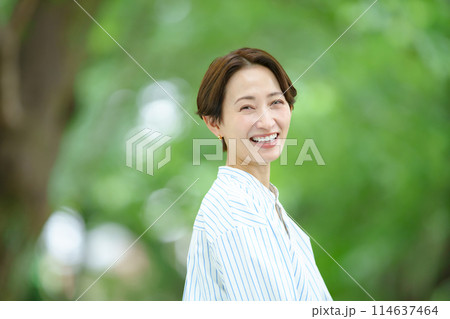 新緑　女性　ポートレート 114637464