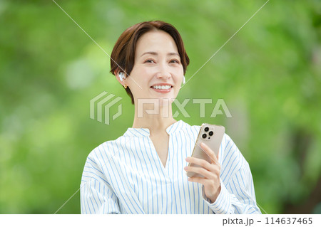 新緑　音楽を聴く女性 114637465