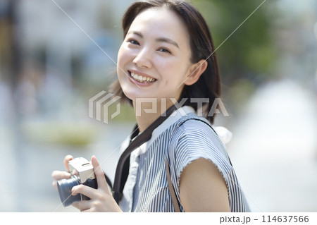 カメラ女子　旅行　一人旅　 114637566