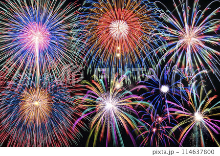 夏の夜空に打ち上がる花火 114637800
