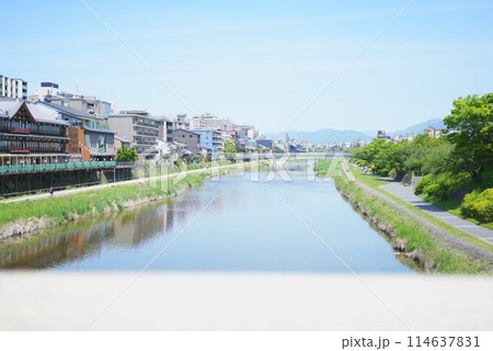 鴨川沿いの美しい景観と京都の街並みが織り成す風景 鴨川沿いの美しい景観と京都の街並みが織り成す風景 114637831