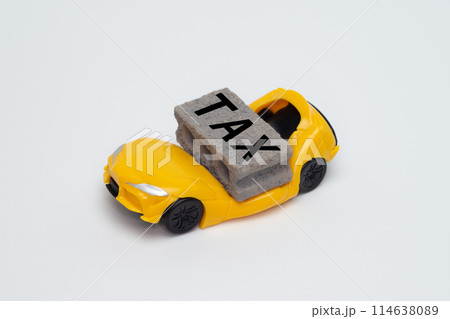 高い税金に押しつぶされる自動車のイメージ 114638089
