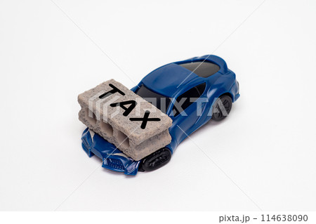 高い税金に押しつぶされる自動車のイメージ 114638090