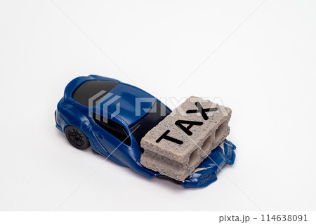 高い税金に押しつぶされる自動車のイメージ 高い税金に押しつぶされる自動車のイメージ 114638091