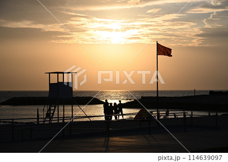 沖縄　北谷公園サンセットビーチの夕日 114639097