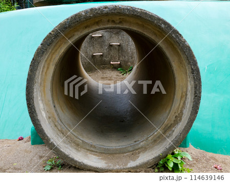 公園にある土管のトンネル 公園にある土管のトンネル 114639146
