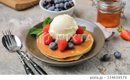 アイスが乗ったおいしそうなパンケーキ1 アイスが乗ったおいしそうなパンケーキ1 114639578