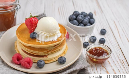 アイスが乗ったおいしそうなパンケーキ4 114639586