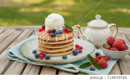 アイスが乗ったおいしそうなパンケーキ5 114639588