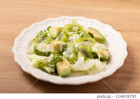 アボカドとキウイのグリーンサラダ 114639793