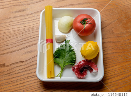 トレーに乗った食材、パスタ、トマト、しそ、タコ、レモン、ニンニク、タマネギ トレーに乗った食材、パスタ、トマト、しそ、タコ、レモン、ニンニク、タマネギ 114640115