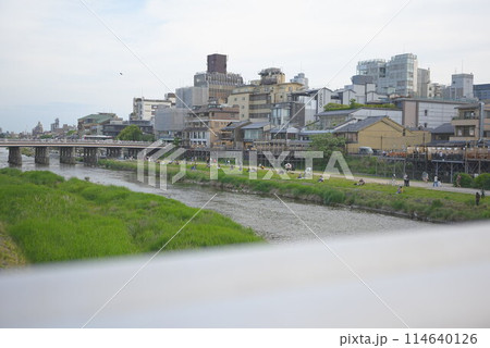 京都鴨川の風景:川沿いの散歩道と街並みが織りなすリラックスした5月のひととき 京都鴨川の風景:川沿いの散歩道と街並みが織りなすリラックスした5月のひととき 114640126