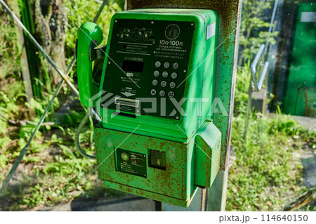 錆びれた公衆電話 114640150