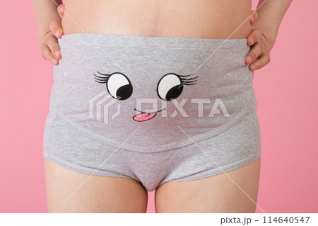 妊婦さんのお腹  114640547