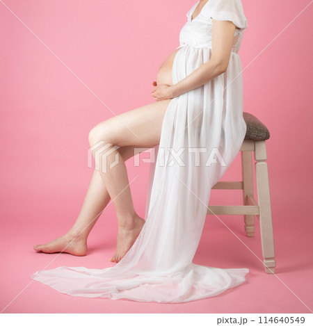 妊婦さんのお腹  114640549