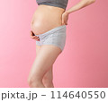 妊婦さんのお腹  114640550