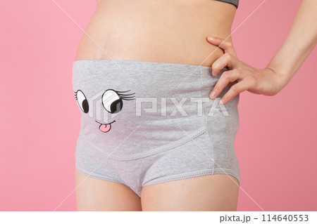 妊婦さんのお腹  114640553