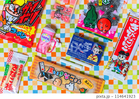 [国内] 可愛いパッケージのさまざまな懐かしい駄菓子の上から見た写真。 114641923