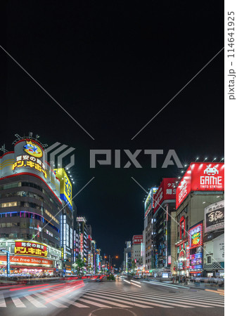 [新宿・東京] 夜で輝く歌舞伎町の歓楽街の横断歩道を照らす車のヘッドライト。 114641925