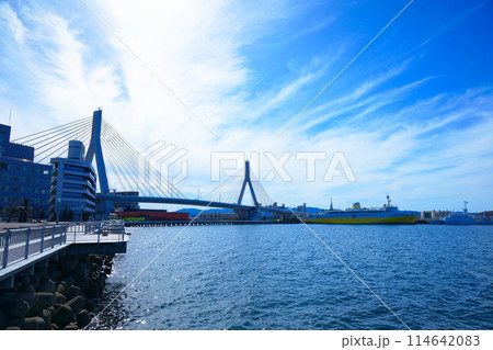 青森ベイブリッジと八甲田丸 114642083