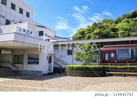 近鉄鳥羽駅と停車中のビスタカー「楽」 114642781