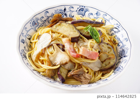 茄子とキノコのパスタ 114642825