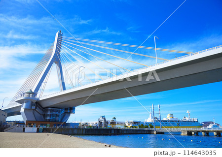 青森ベイブリッジと八甲田丸 114643035
