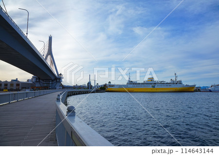 青森ベイブリッジと八甲田丸　ワラッセ 114643144