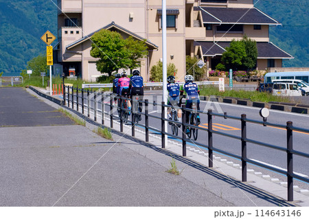 琵琶湖岸を走るロードバイク 114643146