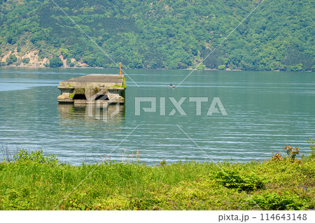 琵琶湖に浮かぶ古い船着き場 琵琶湖に浮かぶ古い船着き場 114643148