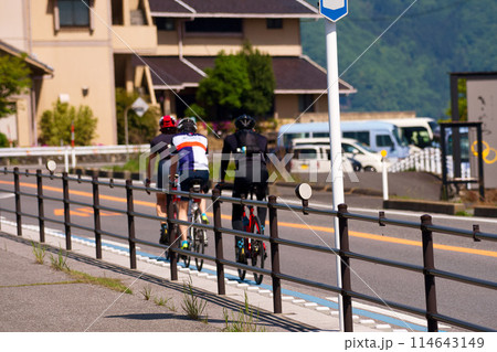 琵琶湖岸を走るロードバイク 琵琶湖岸を走るロードバイク 114643149