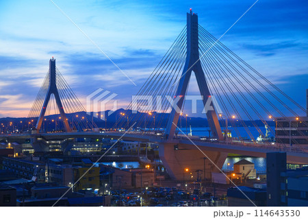 ライトアップの青森ベイブリッジ 夕景 夜景 ライトアップの青森ベイブリッジ 夕景 夜景 114643530