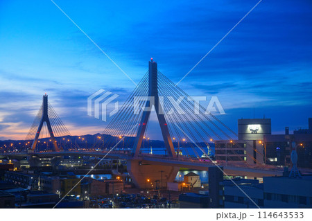 ライトアップの青森ベイブリッジ　夕景　夜景 114643533