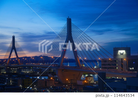 ライトアップの青森ベイブリッジ 夕景 夜景 ライトアップの青森ベイブリッジ 夕景 夜景 114643534