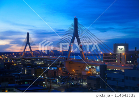 ライトアップの青森ベイブリッジ 夕景 夜景 ライトアップの青森ベイブリッジ 夕景 夜景 114643535
