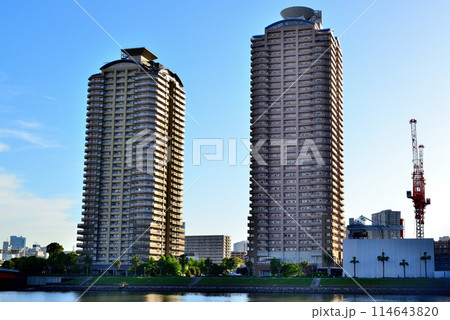 東京都　東雲の高層タワーマンション群の風景 114643820