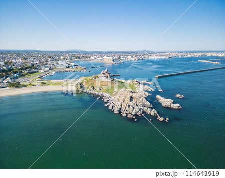 「青森県」ドローンで蕪島付近を空撮　種差海岸 114643919