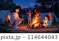 キャンプ場で焚き火をする女の子 114644043