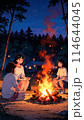 キャンプ場で焚き火をする女の子 114644045