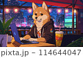 柴犬がカフェでパソコンをする 114644047